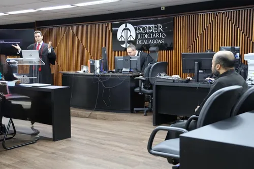 
				Ex-esposa e genro relatam comportamento agressivo de serial killer
			
			