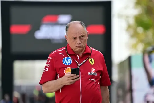 
				Ferrari promete ‘adaptar’ carro a Hamilton, mas cobra inglês
			
			