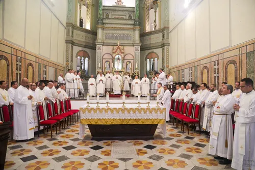 
				Fiéis se reúnem na Catedral de Maceió para missa em homenagem ao Papa Francisco
			
			