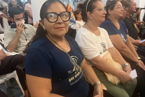 
				Fiéis se reúnem na Catedral de Maceió para missa em homenagem ao Papa Francisco
			
			