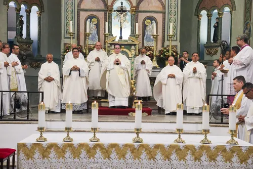 
				Fiéis se reúnem na Catedral de Maceió para missa em homenagem ao Papa Francisco
			
			