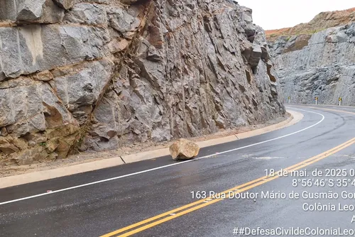 
				Fortes chuvas: trecho da BR-416 volta a ser bloqueado após novos deslizamentos de pedras na rodovia
			
			