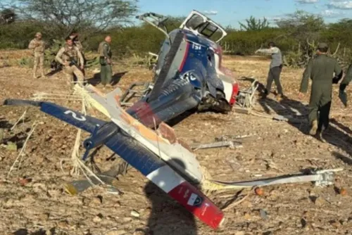 
				Helicóptero que fazia buscas por adolescente desaparecida no Sertão cai com quatro a bordo
			
			