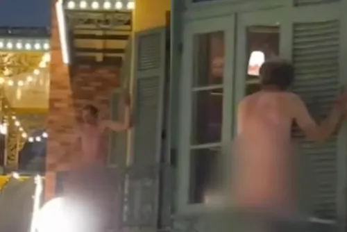 
				Homem é preso após aterrorizar pessoas pelado em parque da Disney
			
			