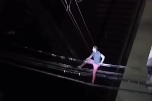 
				Homem tenta furtar cabo, fica 4h em cima de poste e é preso após negociar lanche
			
			