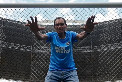 
				Ídolo de Botafogo e Inter, ex-goleiro Manga morre aos 88 anos
			
			