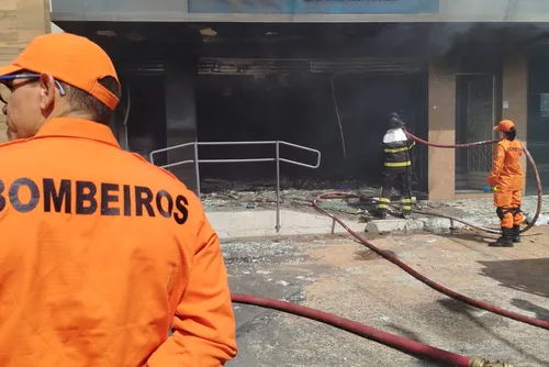 
				Incêndio supostamente criminoso destrói agência do Banco Mercantil em Arapiraca
			
			