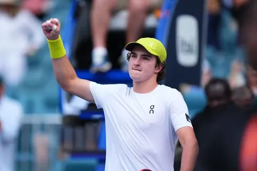 
				João Fonseca atinge melhor posição da carreira no ranking mundial da ATP
			
			