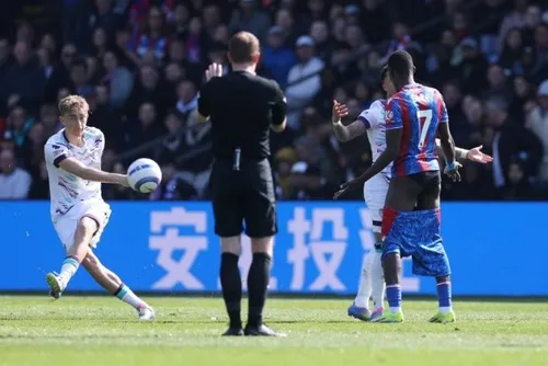 
				Jogador fica de cueca durante partida na Premier League; veja fotos!
			
			