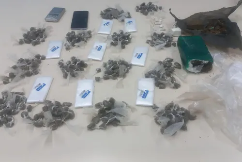 
				Jovem é preso e quase 1 kg de drogas é apreendido em Batalha
			
			