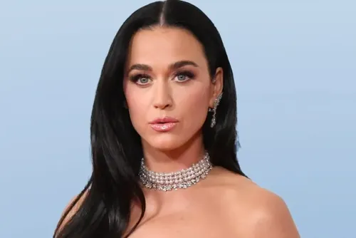 
				Katy Perry deve viajar ao espaço na segunda com tripulação feminina
			
			