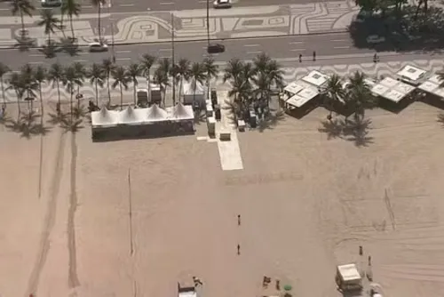 
				Lady Gaga no Rio: palco começa a ser montado na praia de Copacabana
			
			