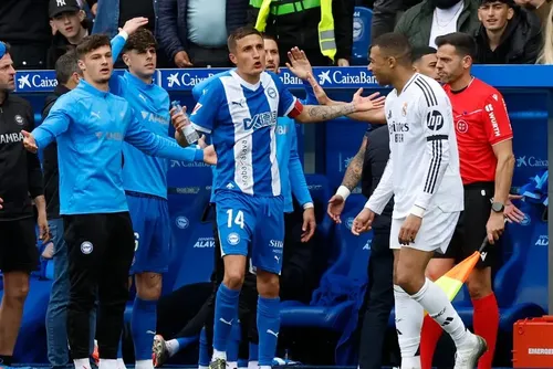 
				Mbappé é expulso, mas Real Madrid vence e se aproxima do Barcelona
			
			