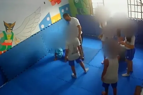 
				'Me deu uma rasteira', diz criança autista agredida por professor de capoeira
			
			