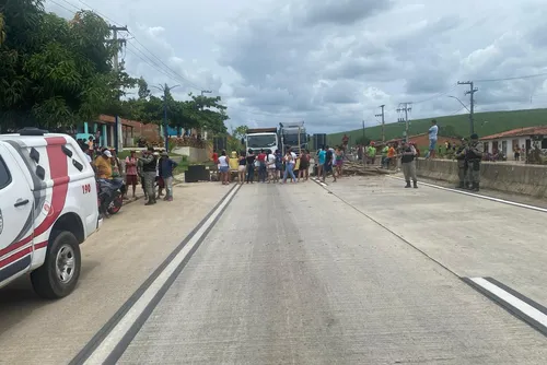 
				Moradores bloqueiam BR-101, em Novo Lino, em protesto pelo sequestro de recém-nascida
			
			