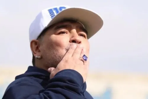 
				Morte de Maradona: psicológa é acusada de se relacionar com craque em sessões
			
			