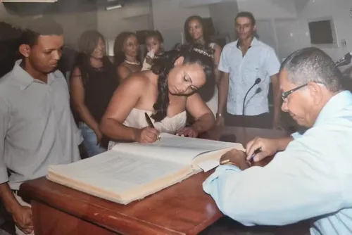 
				Mulher descobre que é 'casada' com o próprio cunhado após emissão de documento na Bahia
			
			