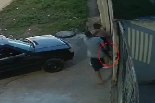 
				Mulher é agarrada pelo cabelo por ex e ameaçada com escopeta
			
			