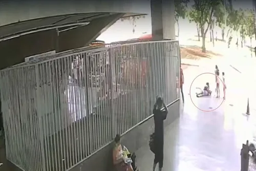 
				Mulher e criança despencam de plataforma de rodoviária
			
			