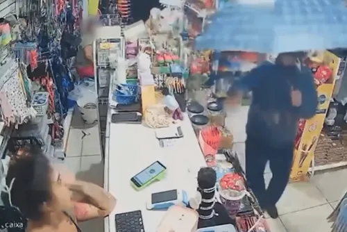 
				Mulher é morta a tiros dentro de pet shop
			
			