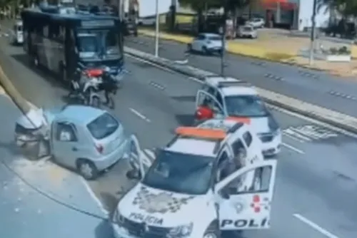 
				Mulher foge de blitz, tenta atropelar PM e bate carro em poste
			
			