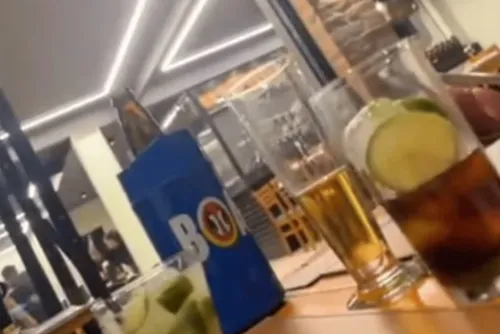 
				Mulher invade pizzaria com faca após descobrir suposta traição
			
			