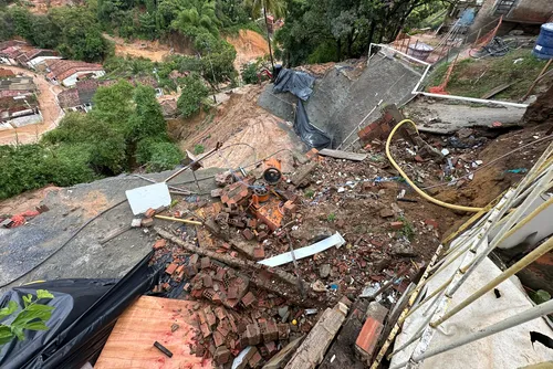 
				Veja imagens dos estragos causados pelas fortes chuvas em Maceió
			
			