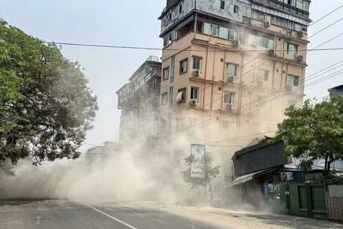 
				Número de mortos em Mianmar após terremoto salta para mais de mil, diz mídia estatal
			
			
