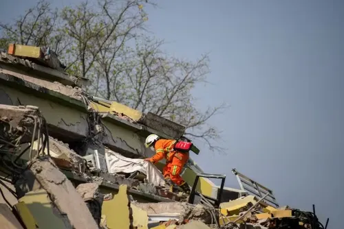 
				Número de mortos por terremoto em Mianmar sobe para 2,7 mil
			
			