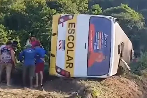 
				Ônibus escolar tomba e deixa dois estudantes mortos e 29 feridos na Paraíba
			
			