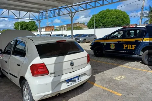 
				PRF apreende fuzil e prende homem que transportava arma em veículo roubado em AL
			
			