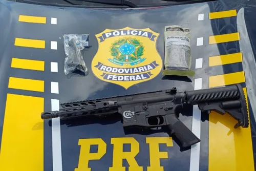 
				PRF apreende fuzil e prende homem que transportava arma em veículo roubado em AL
			
			