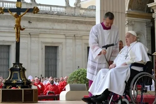 
				Papa Francisco aparece na missa de Domingo de Ramos e surpreende fiéis
			
			