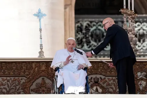 
				Papa faz primeira aparição após voltar ao Vaticano e fala a multidão
			
			