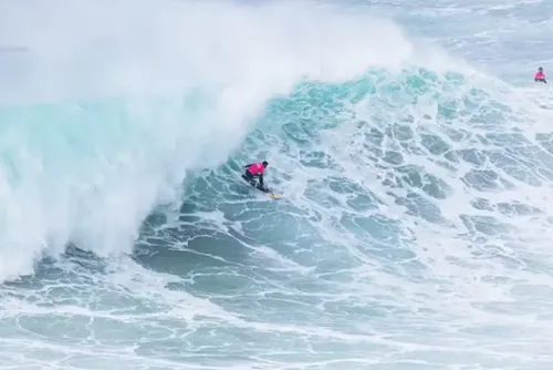 
				Pedro Scooby e Lucas Chumbo vencem Gigantes de Nazaré com ondas insanas
			
			