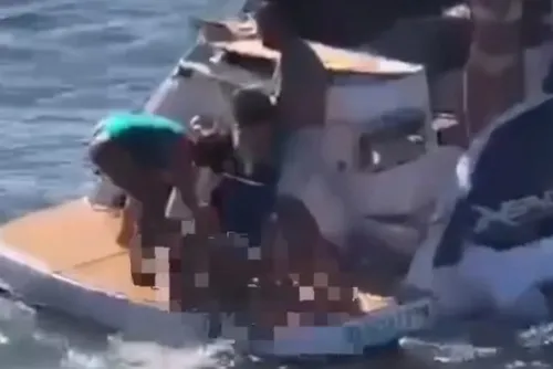 
				Comunidade presta homenagem à criança vítima de acidente com embarcação na Praia do Gunga
			
			