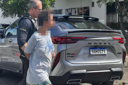 
				Polícia prende casal suspeito de arrombar loja de acessórios femininos na Ponta Verde
			
			