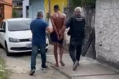 
				Por ciúmes, homem raspa cabelos de namorada e a queima com cigarro
			
			