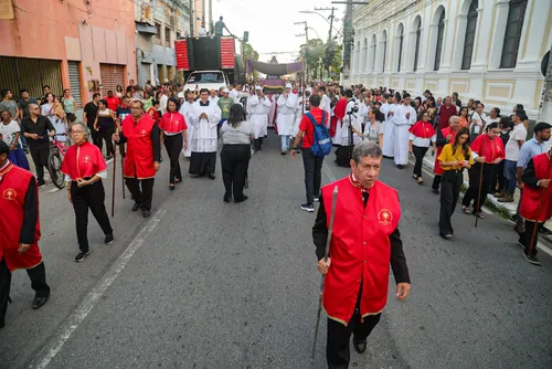 
				Procissão do Senhor Morto leva centenas de fiéis às ruas do Centro, em Maceió
			
			