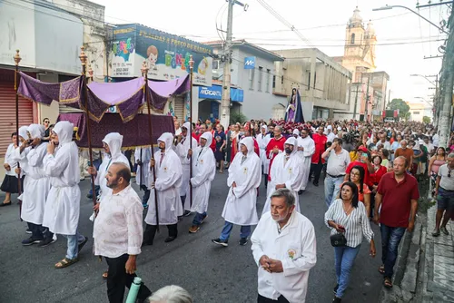 
				Procissão do Senhor Morto leva centenas de fiéis às ruas do Centro, em Maceió
			
			