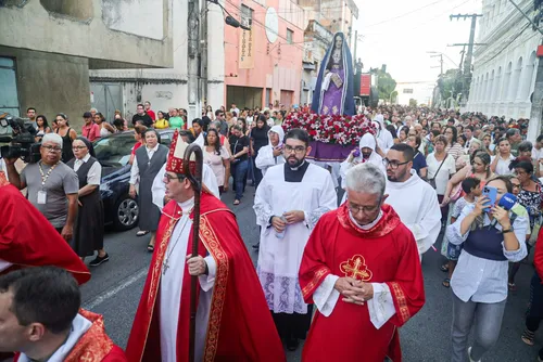 
				Procissão do Senhor Morto leva centenas de fiéis às ruas do Centro, em Maceió
			
			