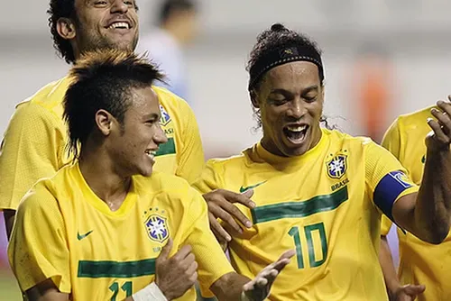 
				Ronaldinho elogia Mbappé e alfineta Real Madrid: 'Deve permitir que ele floresça'
			
			
