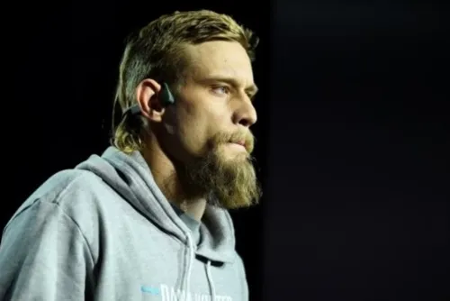 
				Saiba quem é ex-UFC que foi esfaqueado, reagiu e nocauteou agressor
			
			