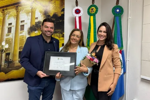 
				Senadora Eudócia Caldas recebe comenda da Câmara de Maceió
			
			