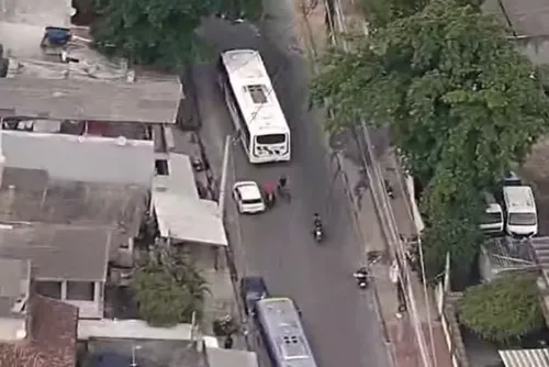 
				Sete ônibus são sequestrados e usados como barricadas no Rio
			
			