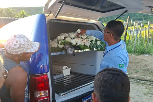 
				Sob forte comoção, corpo da bebê Ana Beatriz é sepultado em Novo Lino
			
			