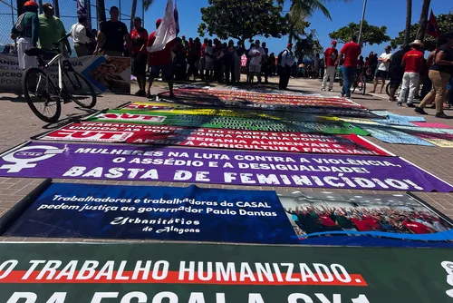 
				Trabalhadores ocupam orla de Maceió no 1º de Maio e pedem fim da jornada 6x1
			
			