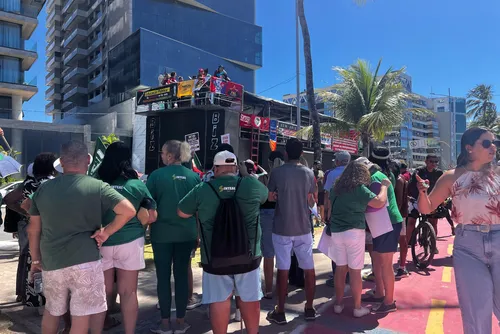 
				Trabalhadores ocupam orla de Maceió no 1º de Maio e pedem fim da jornada 6x1
			
			