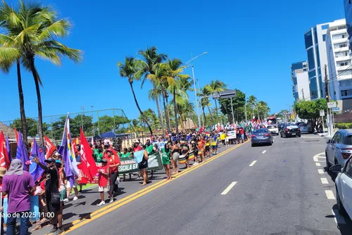 
				Trabalhadores ocupam orla de Maceió no 1º de Maio e pedem fim da jornada 6x1
			
			