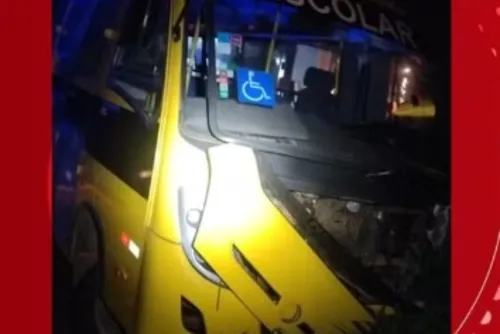 
				Três adultos e uma criança morrem em acidente entre carro e ônibus
			
			